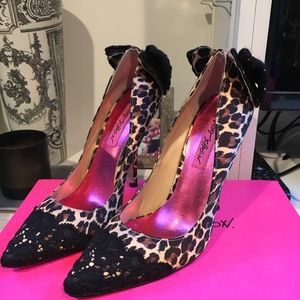 Betsey Johnson Satin Animal Print Print Pump